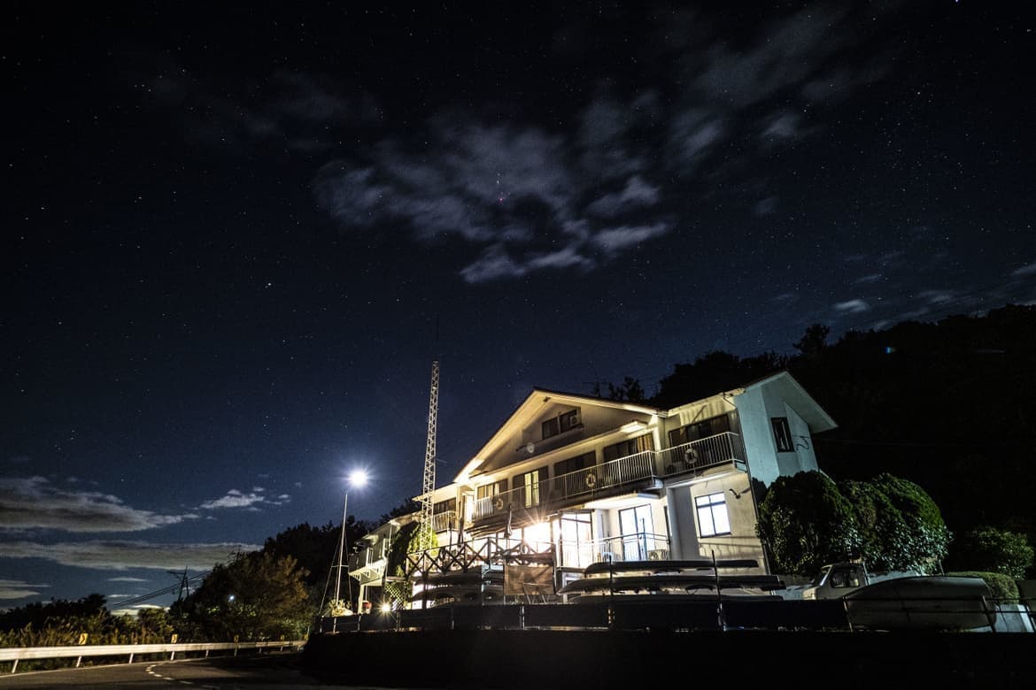 岡山県瀬戸内市牛窓町のペンションくろしお丸の外観、星空